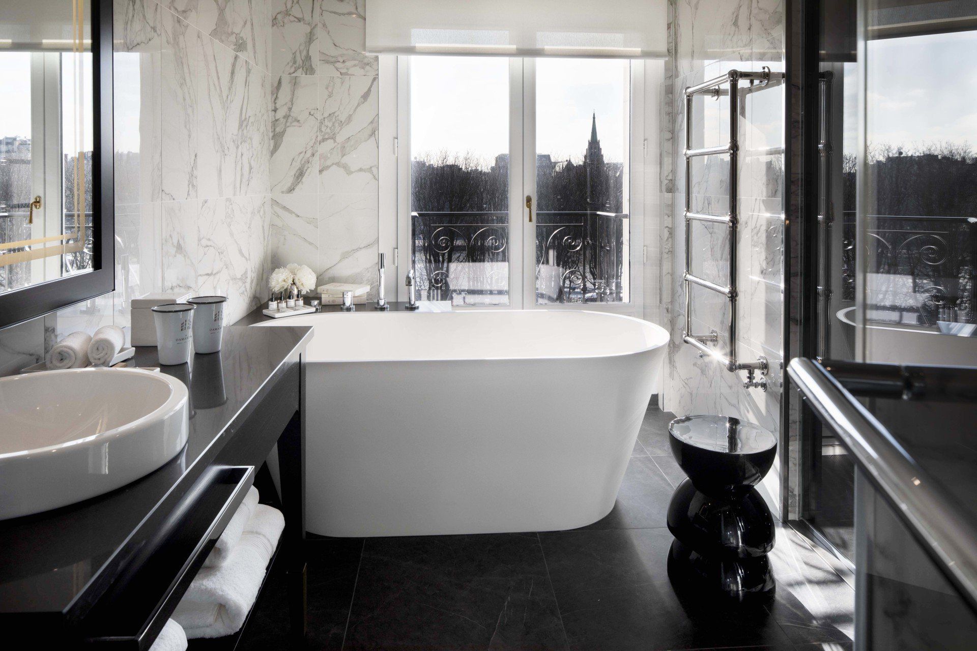 Une salle de bain avec une grande baignoire et un lavabo