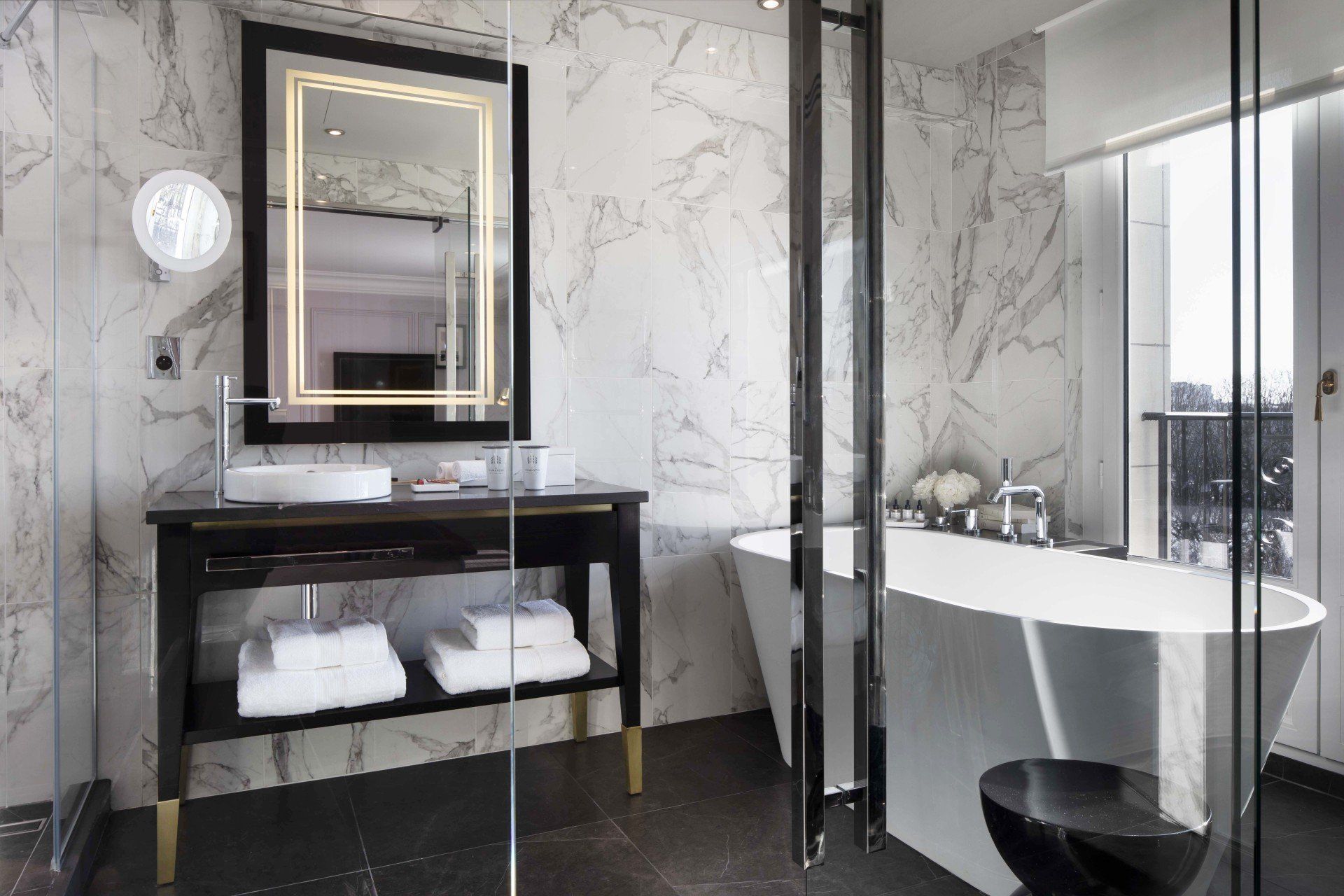 Une salle de bain avec baignoire, lavabo, miroir et toilettes.