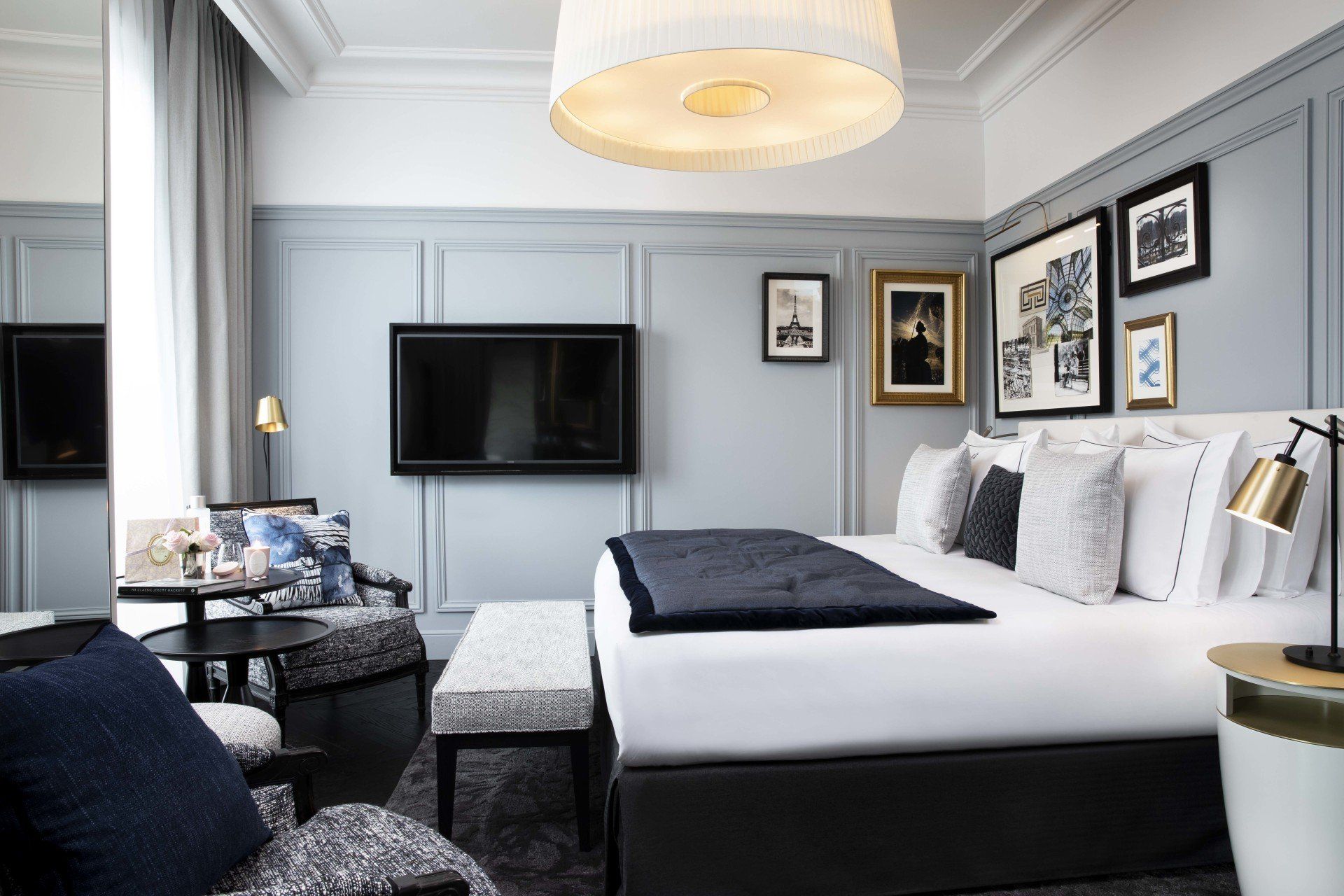 Une chambre d'hôtel avec un grand lit et une télévision à écran plat au mur.