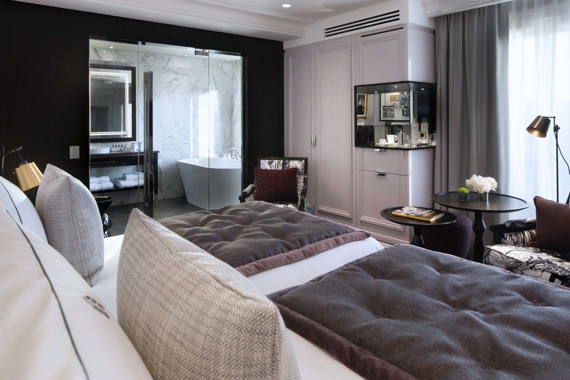 Une chambre d'hôtel avec un grand lit et une baignoire