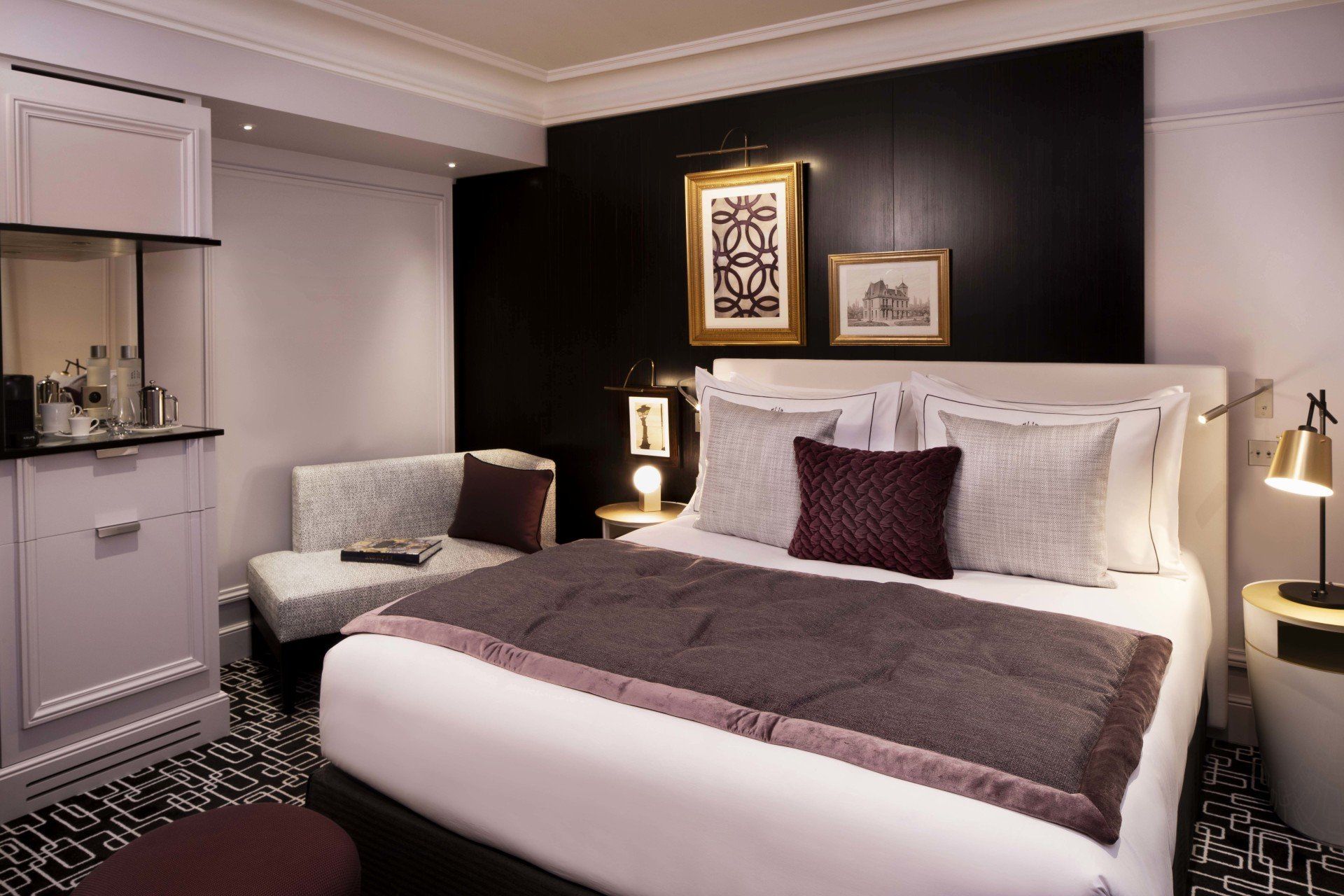 Une chambre d'hôtel avec un grand lit et une chaise