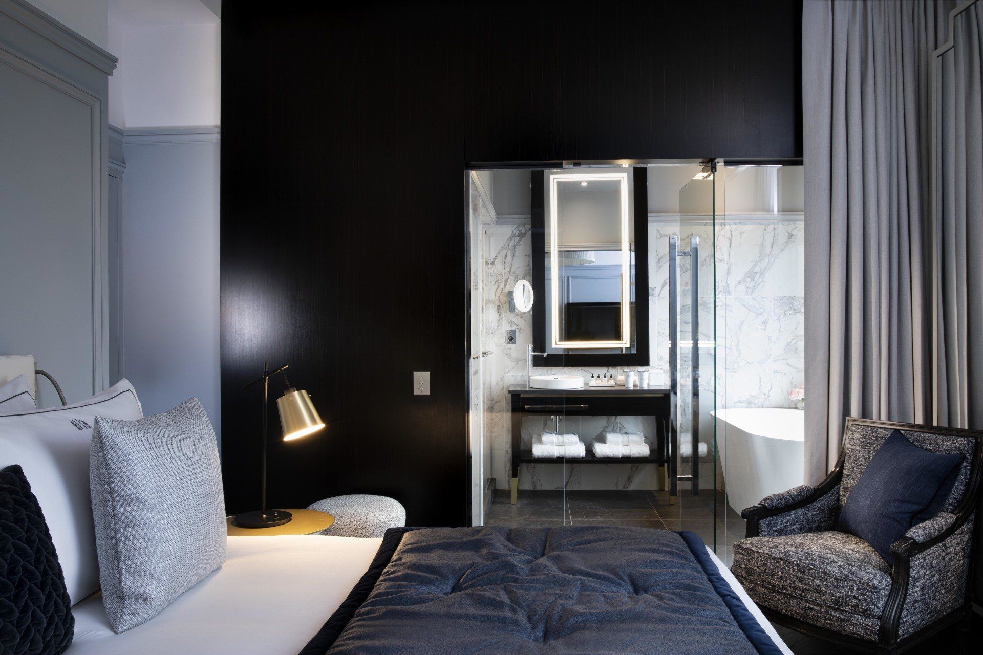 Une chambre d'hôtel avec un grand lit et une chaise