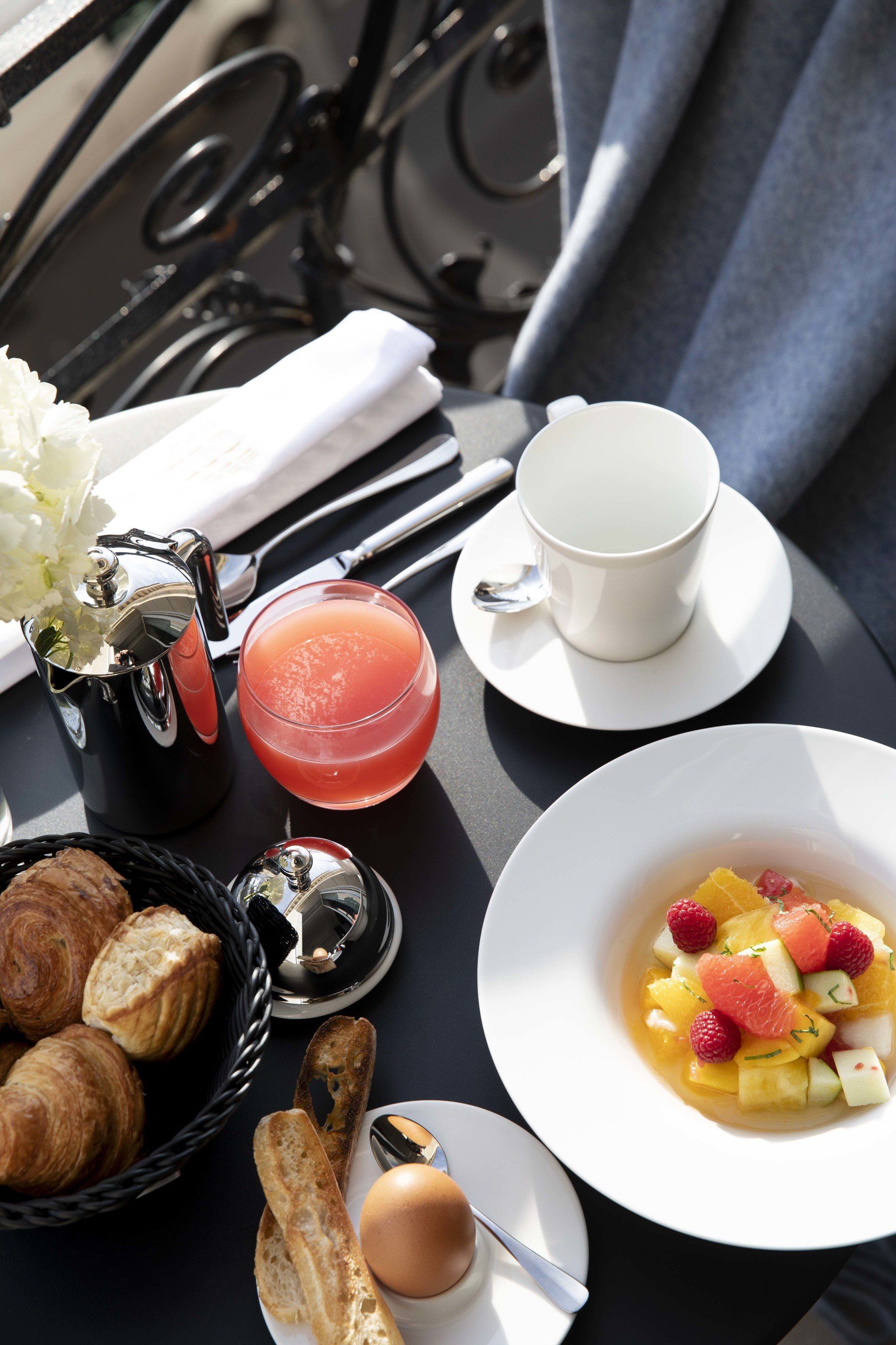 Une table avec un bol de fruits et une tasse de café