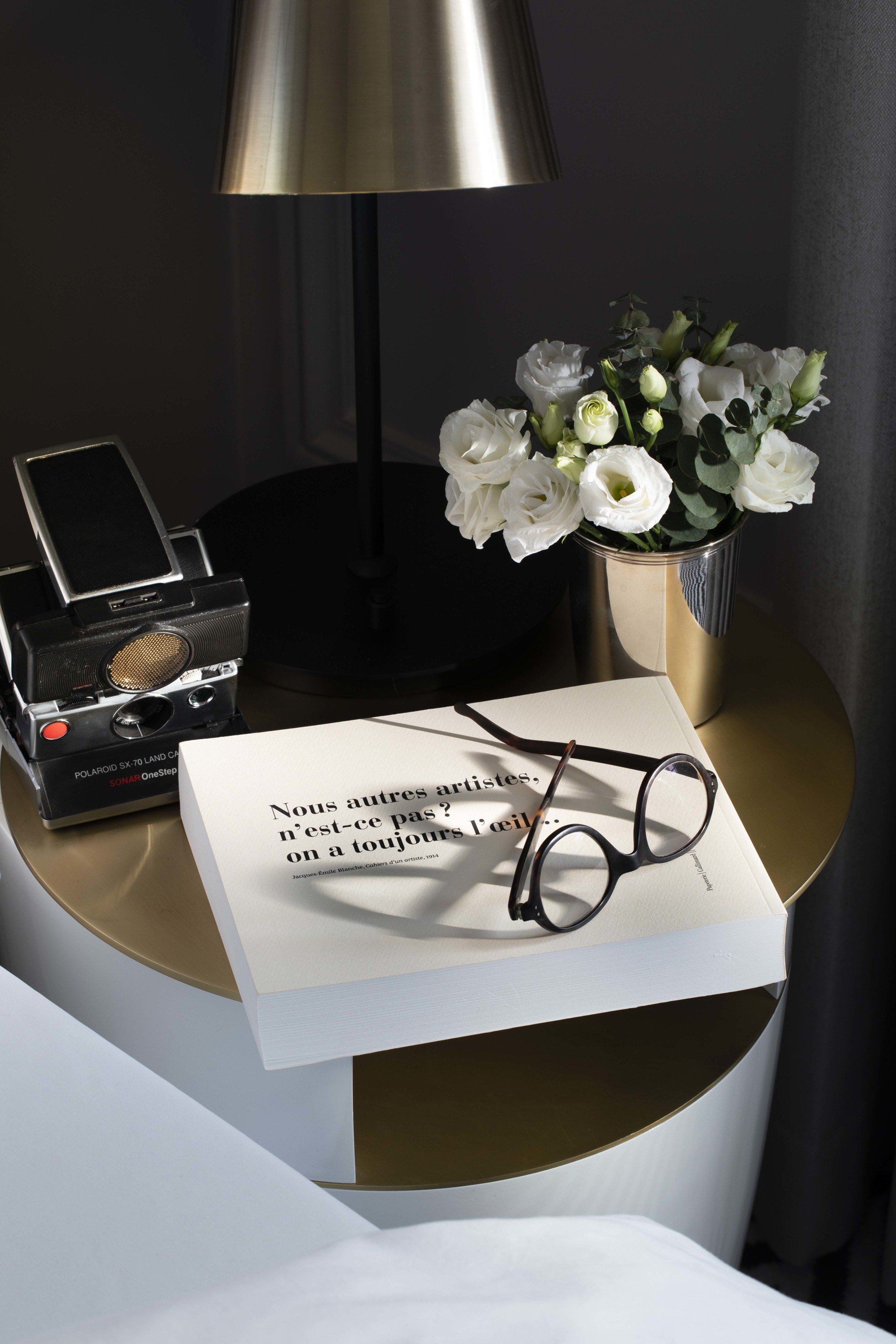 Une paire de lunettes posée sur un livre sur une table.