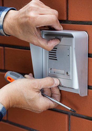 due mani che installano un dispositivo di sicurezza