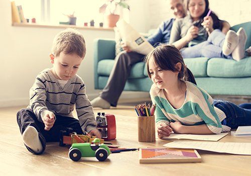 bambini che giocano sul pavimento