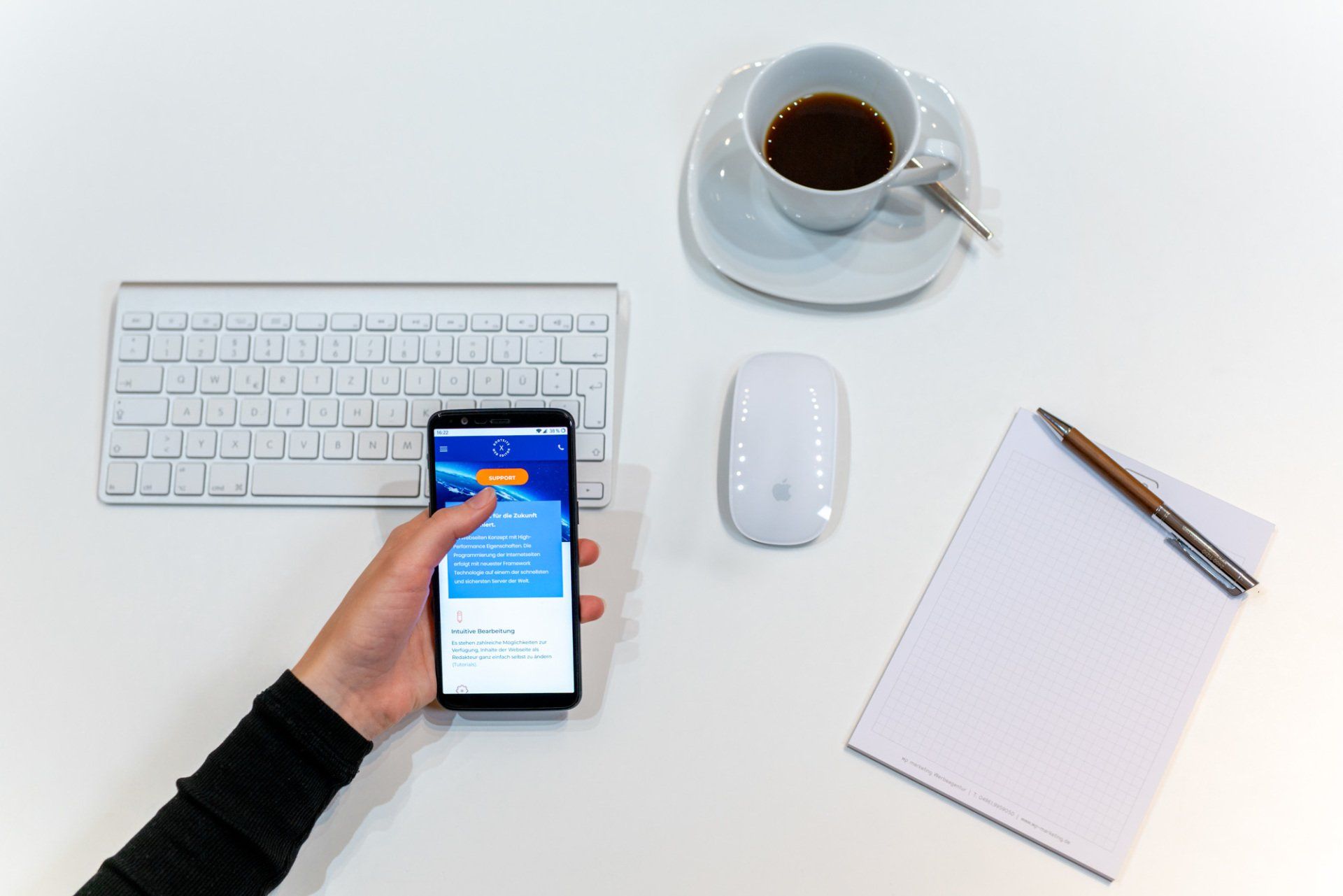 Person kontaktiert den Bootsite X-Support über ein Smartphone