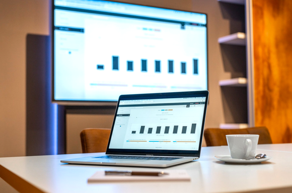 Laptop mit Statistiken