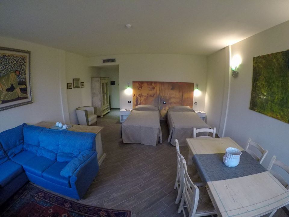 Camera dell'hotel con spazio living
