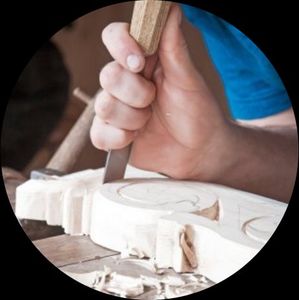 operaio che intaglia legno