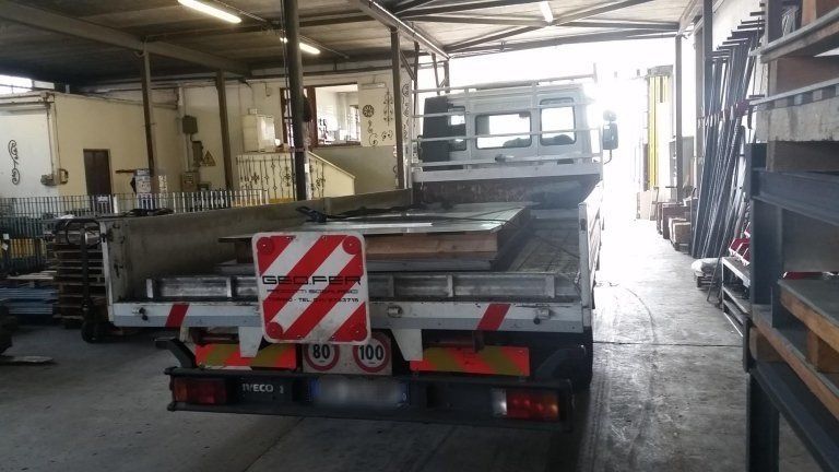 furgone per consegna prodotti in ferro