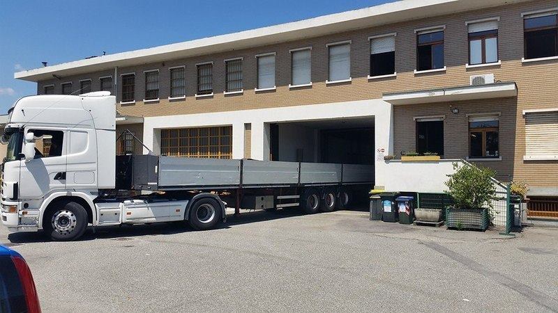 esterno fabbrica di prodotti siderurgici