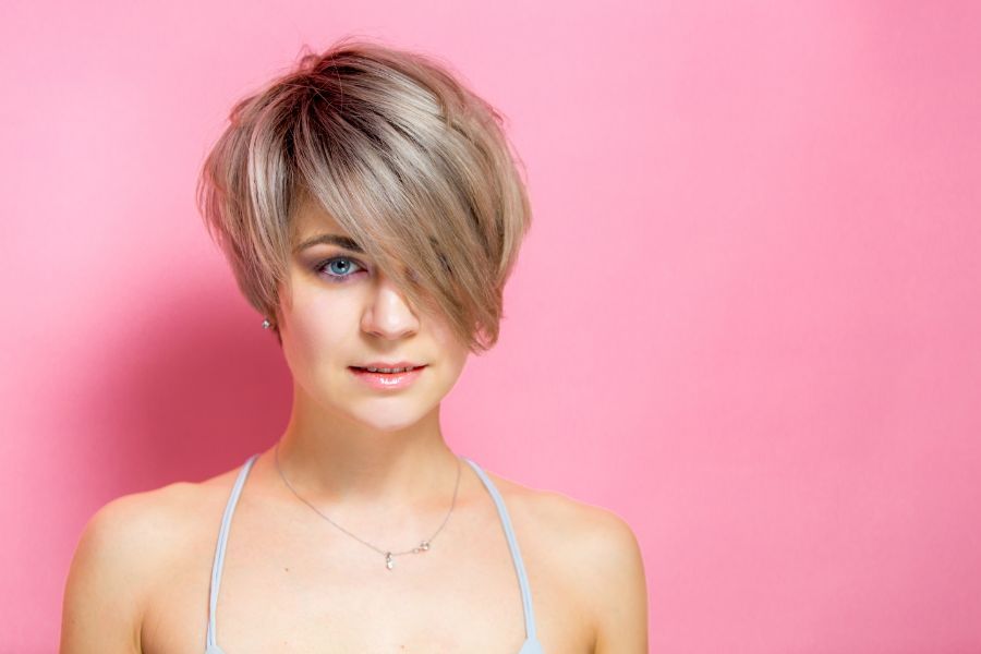 Ragazza con taglio di capelli corto