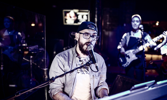 ollie singing in a bar