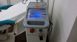 lettino medico e strumento elettromedicale