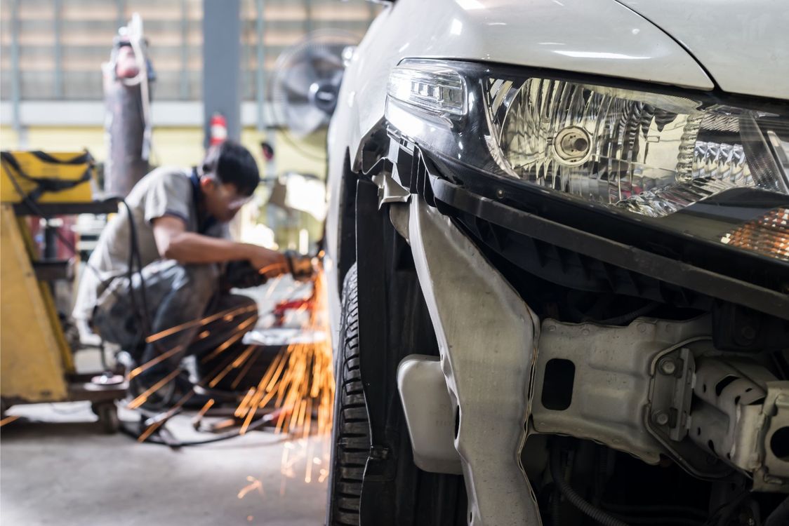 carrozziere che ripara un'automobile