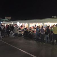 persone che aspettano fuori da un locale