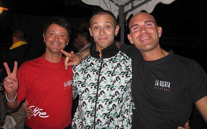Valentino Rossi abbracciato a altre due persone