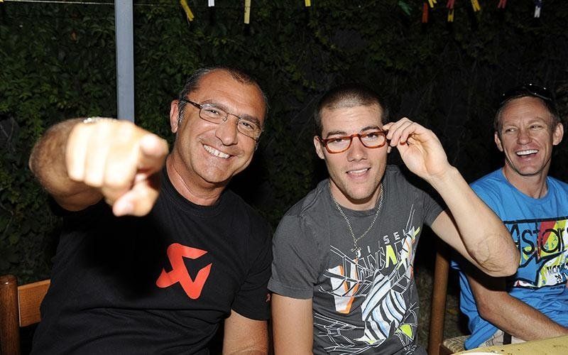 due persone in posa per una foto mentre sorridono