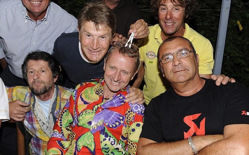un gruppo di persone in posa per una foto