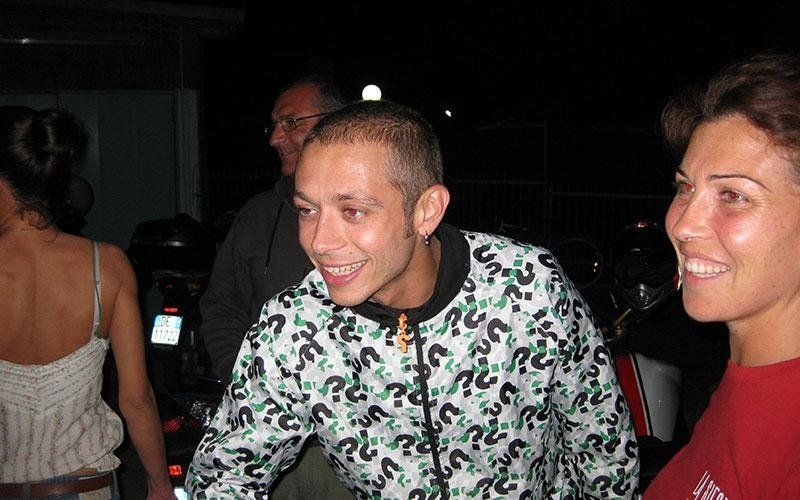 Valentino Rossi mentre sorride e accanto una ragazza