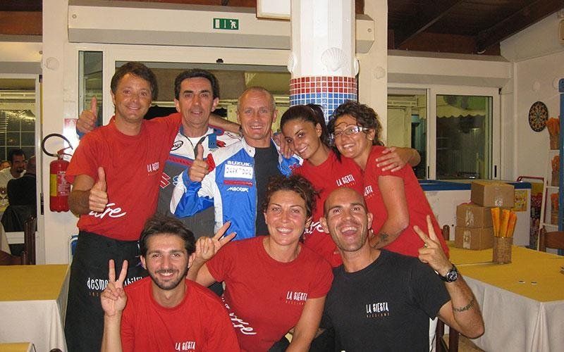 un gruppo di persone in posa per una fotografia