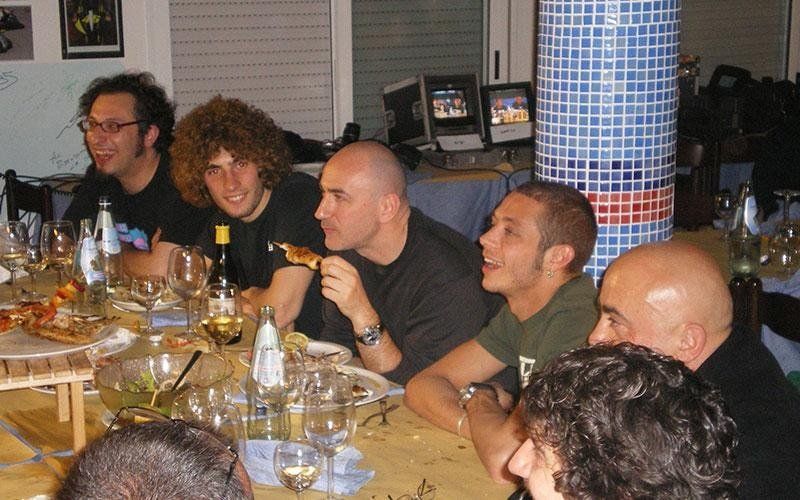 una tavolata con Marco Simoncelli,Valentino Rossi, Paolo Cevoli e altri personaggi famosi