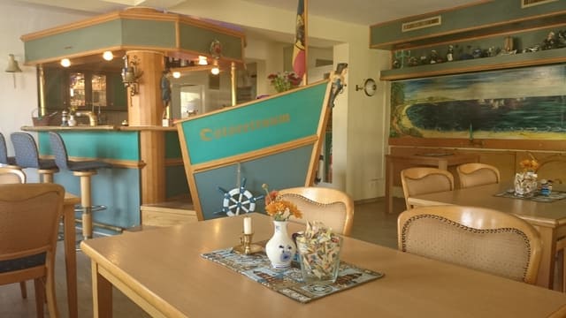 Ein Restaurant mit Tischen und Stühlen und einer Bar