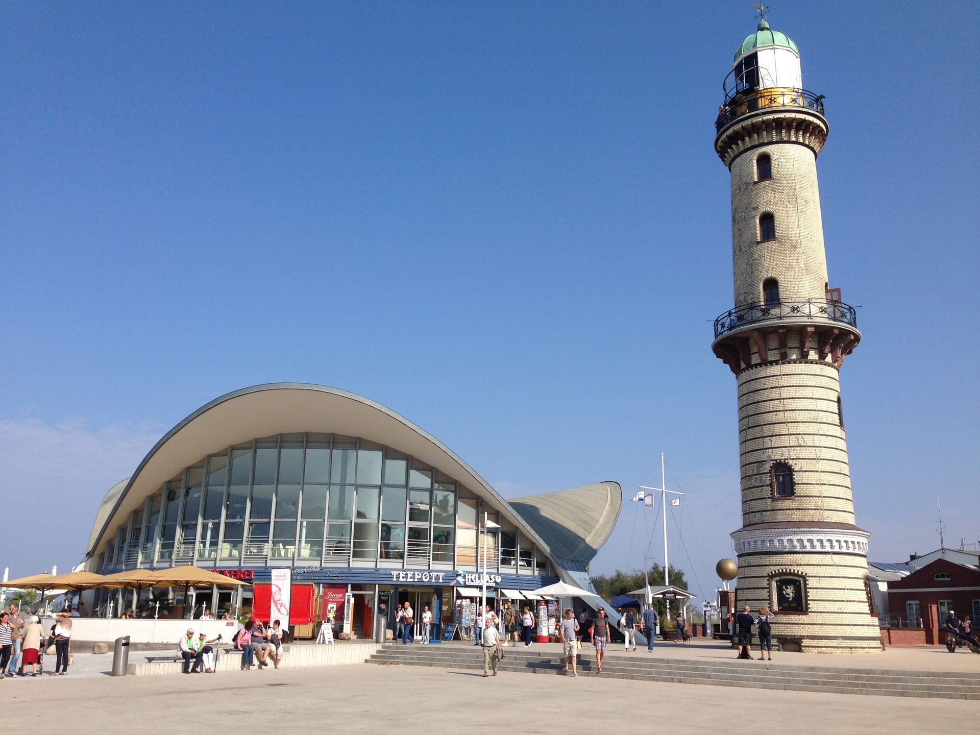 Ein großes Gebäude mit einem Leuchtturm davor