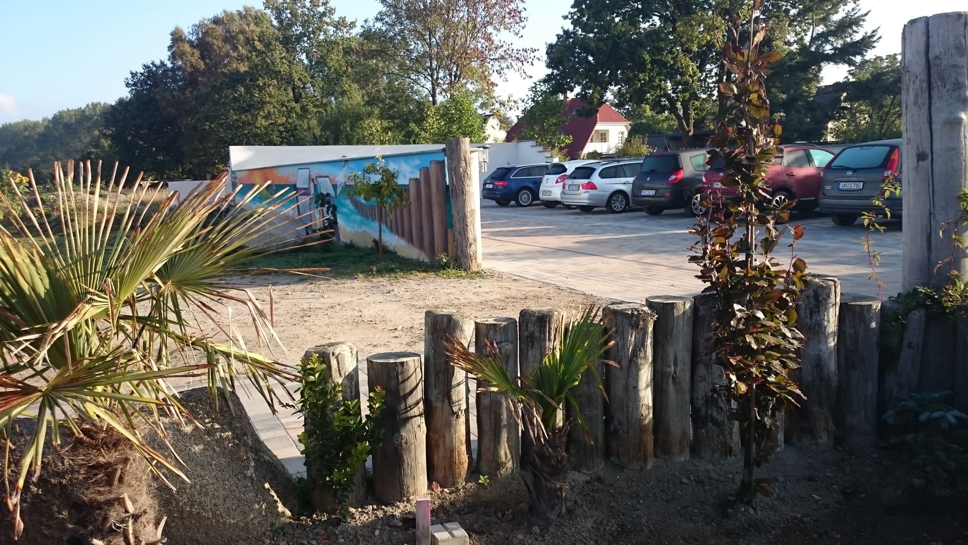Viele Autos stehen auf einem Parkplatz