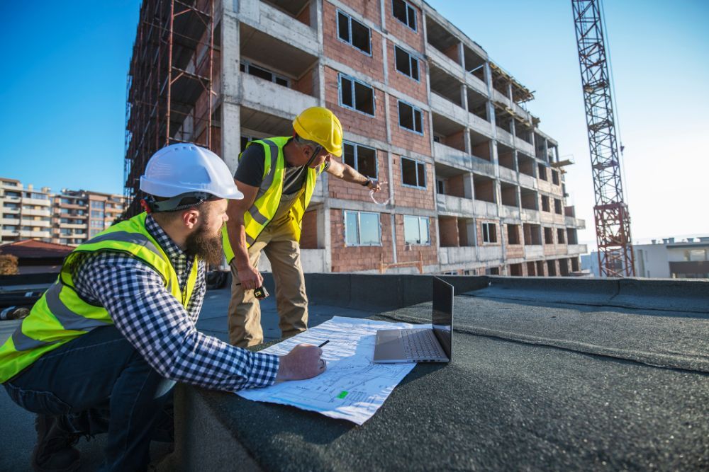 addetti al cantiere studiano progetto edile