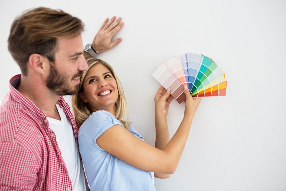 coppia sceglie colori per tinteggiatura