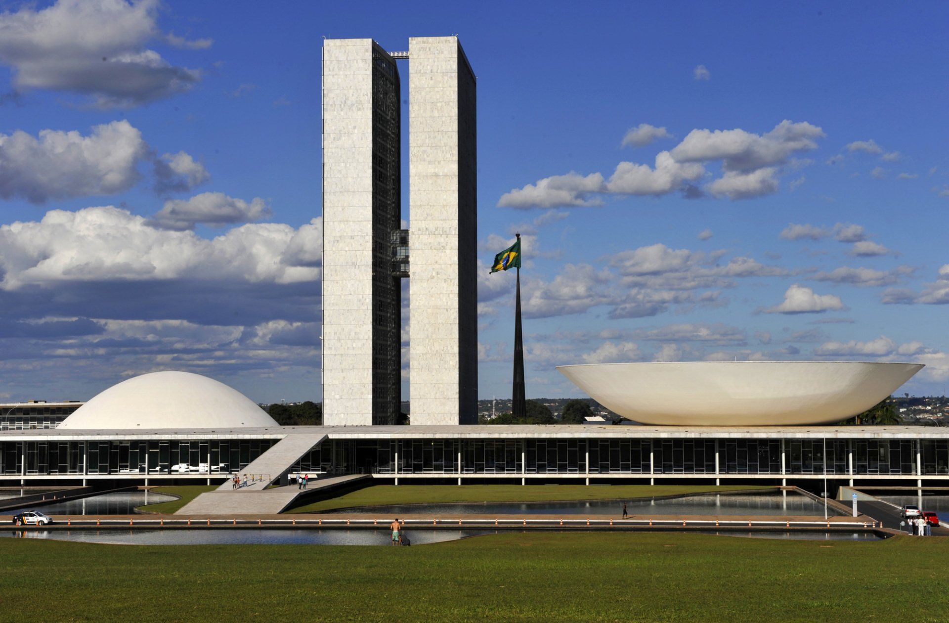 Um grande edifício branco com duas torres e uma cúpula na frente