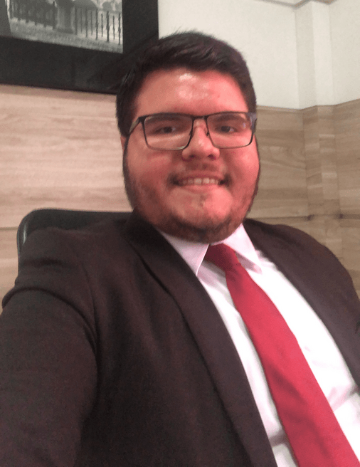 Um homem de terno e gravata está tirando uma selfie