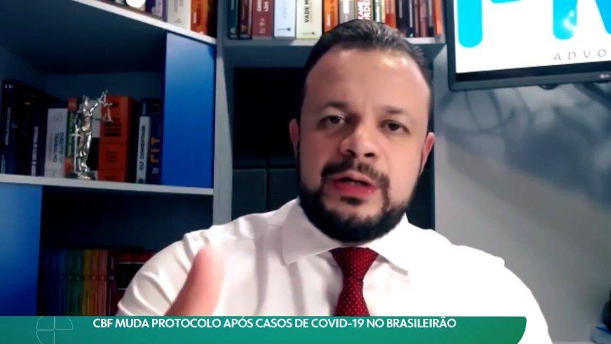 Um homem de camisa branca e gravata vermelha está conversando em uma videochamada.