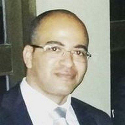 Um homem de terno e gravata está usando óculos.