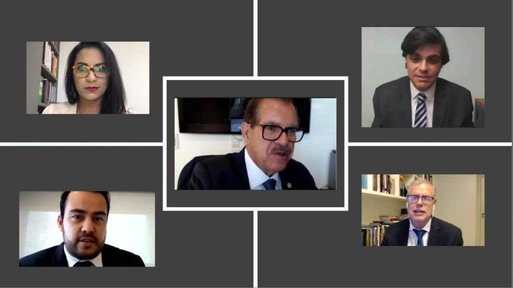 Um grupo de pessoas está fazendo uma videochamada entre si.