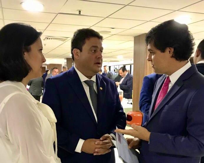 Um grupo de pessoas de terno e gravata conversando entre si