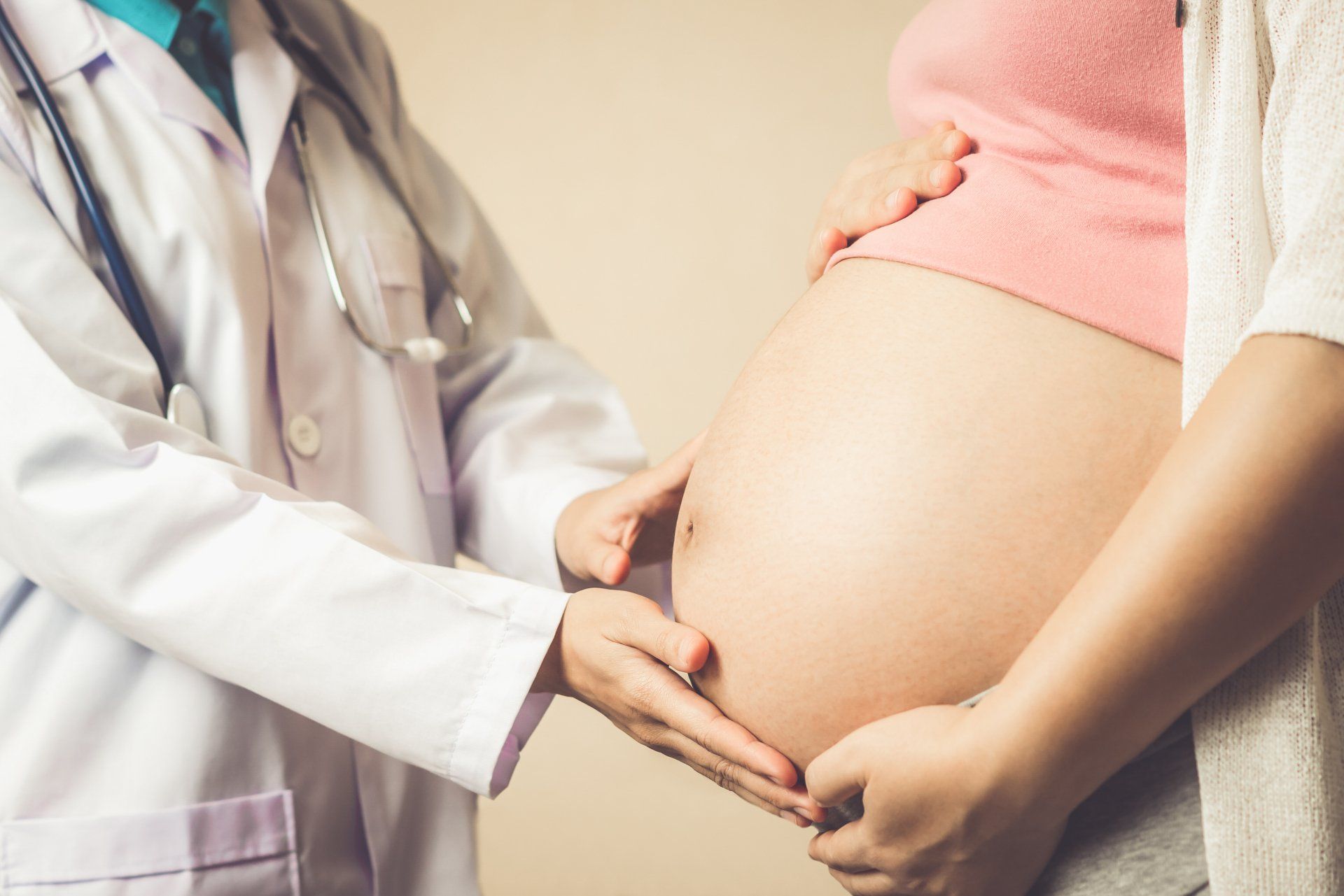 Uma mulher grávida está sendo examinada por um médico.