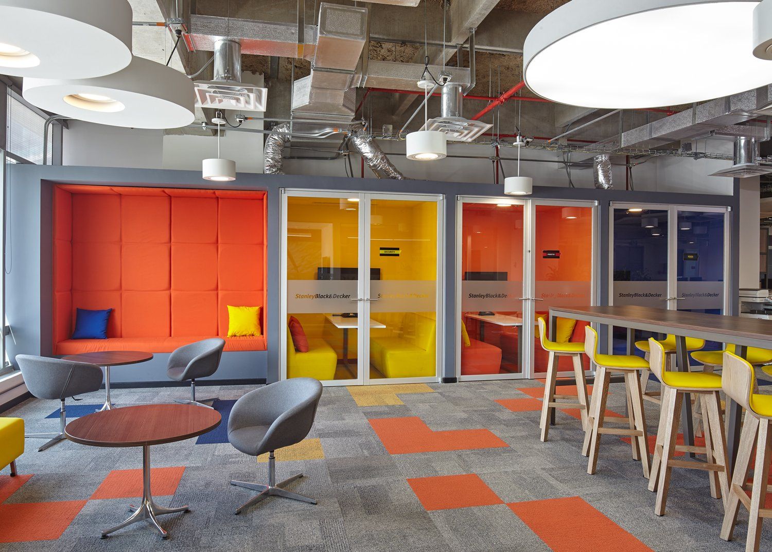 arquitectura moderna en edificio empresarial