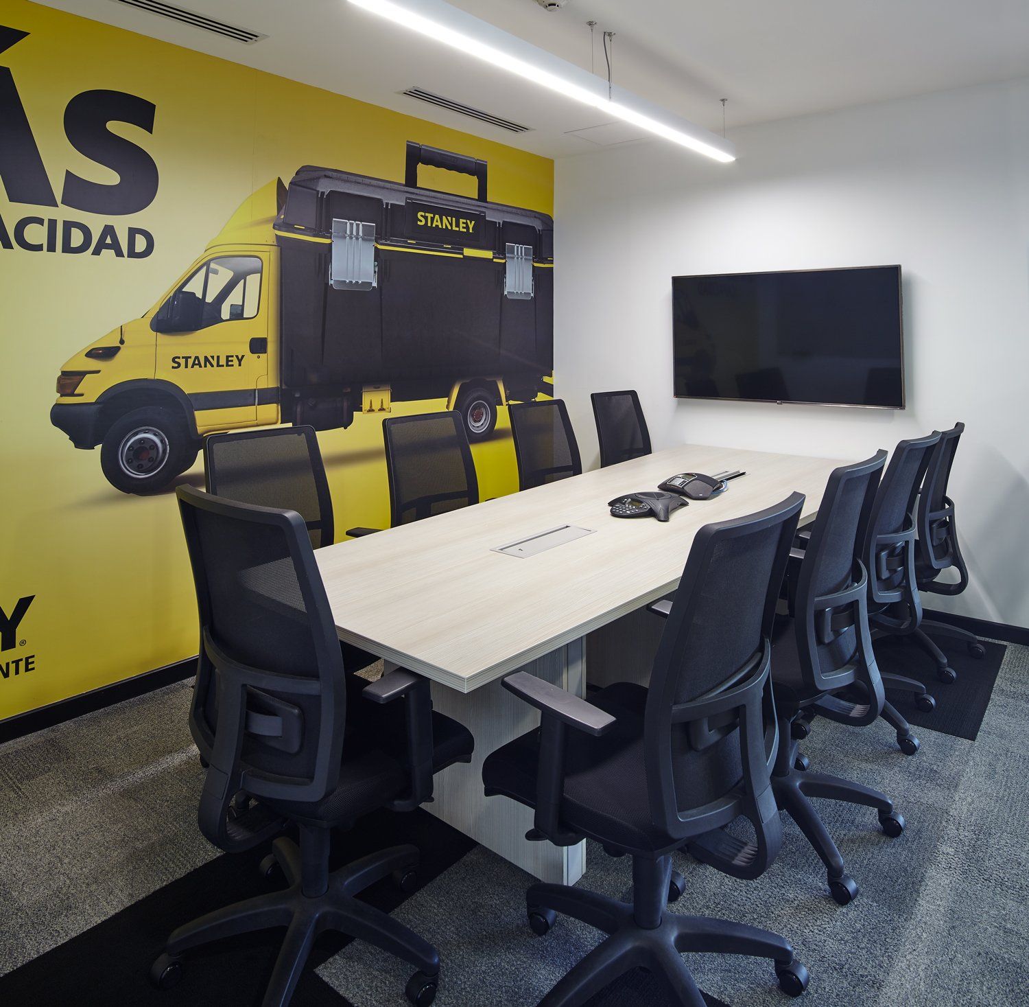 mobiliario de oficina integrado al interior