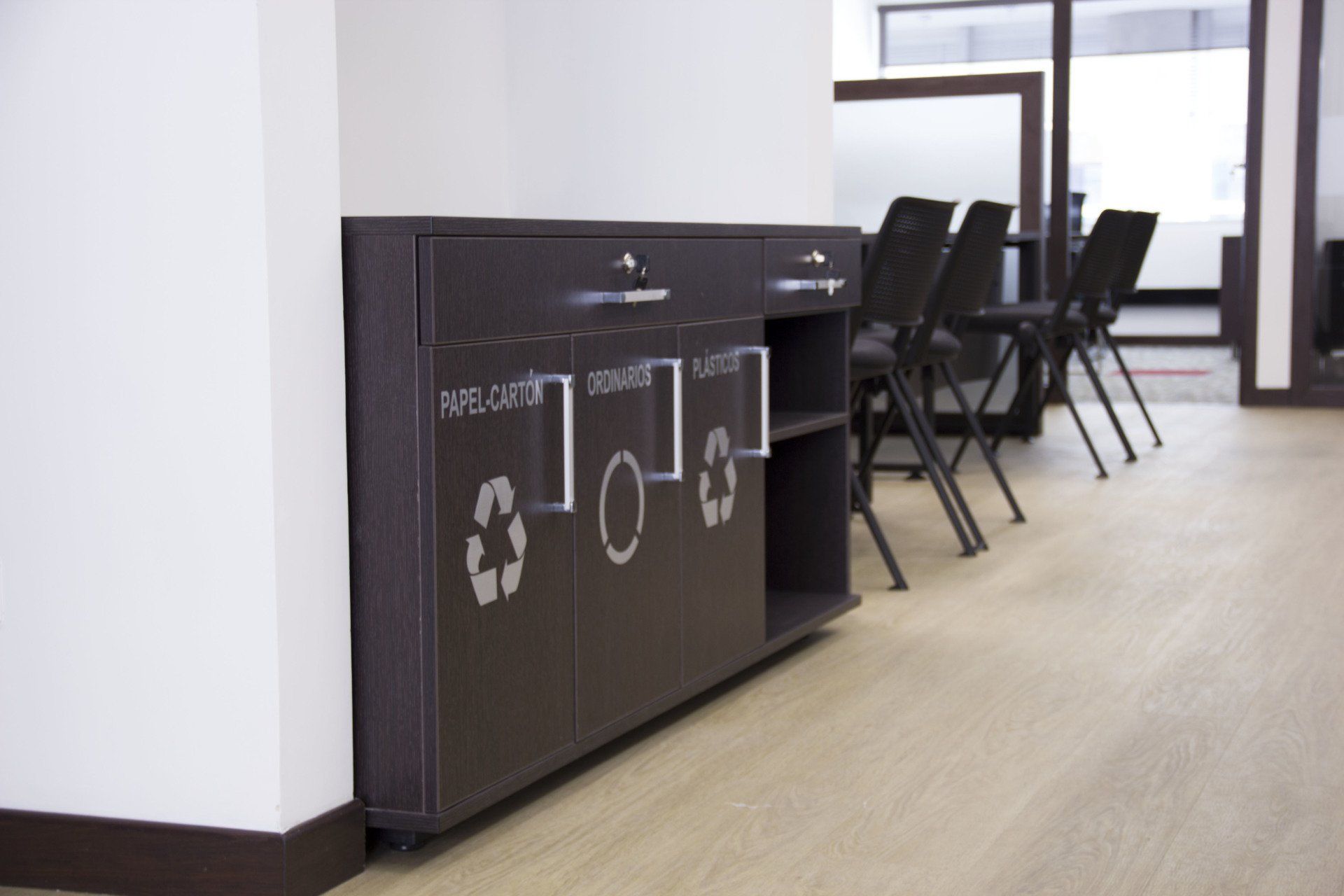 muebles funcionales en espacio de oficina