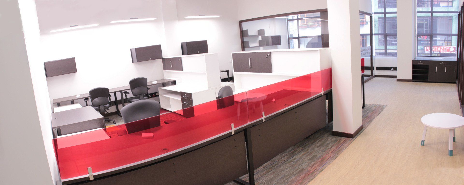 mesa corporativa en sala de juntas