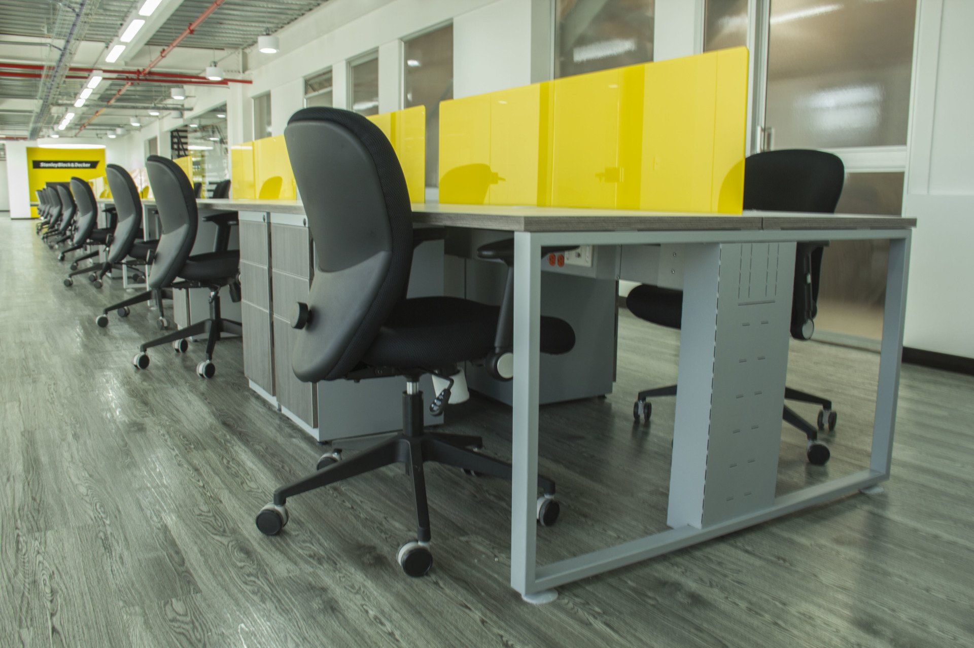 diseno de espacios institucionales con acabados durables