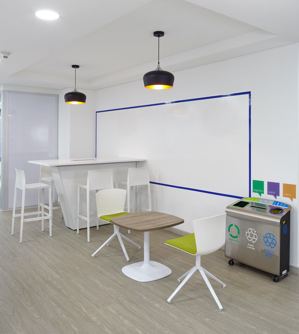 render de espacio corporativo con mesas de reuniones