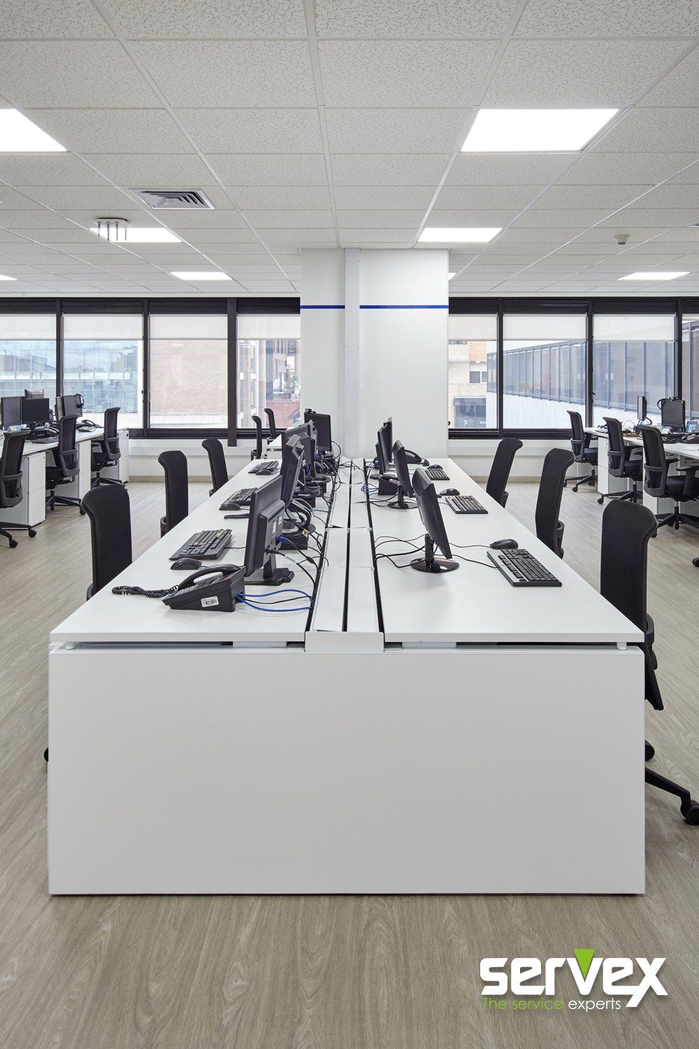 mobiliario integrado en entorno de oficina