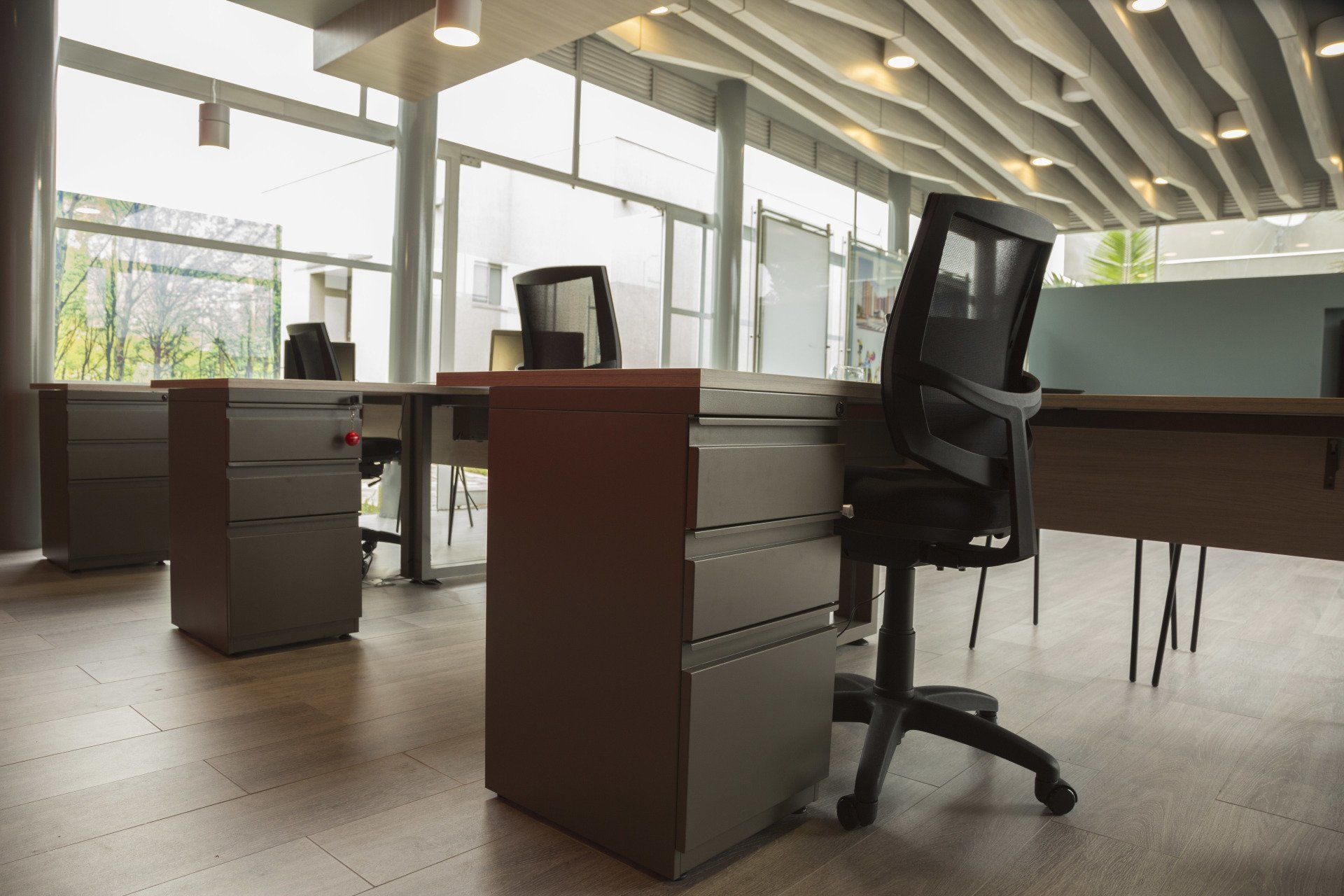 estación de trabajo con mobiliario corporativo