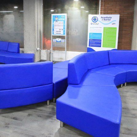 poltronas tapizadas para lobby empresarial