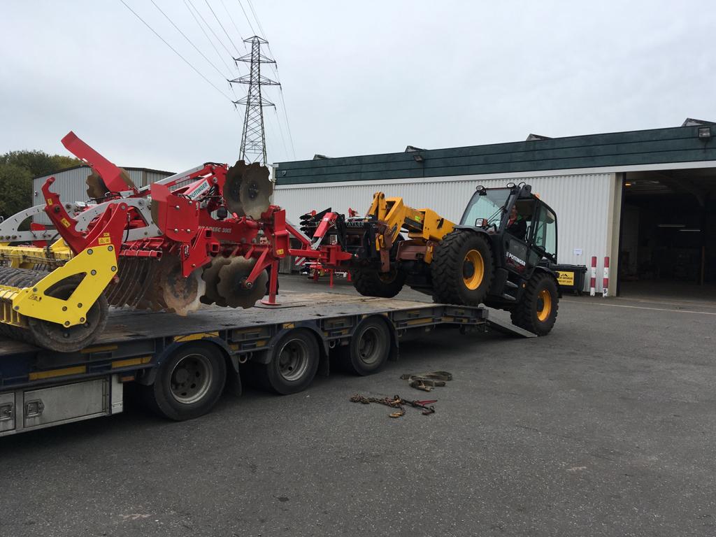 Three point linkage headstock in use on a JCB TELEHANDLER