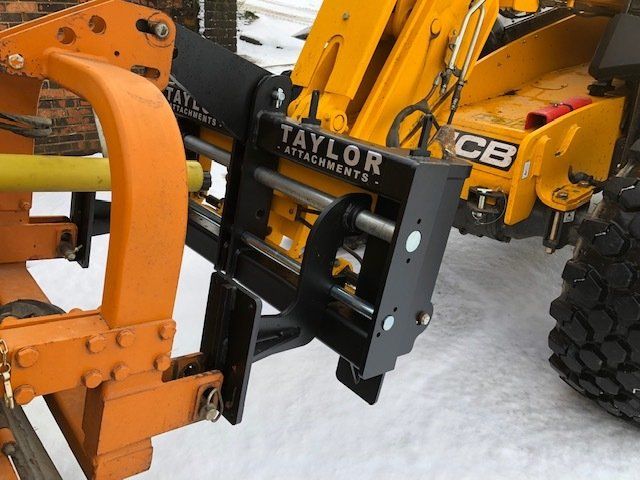Three point linkage headstock in use on JCB LOADALL